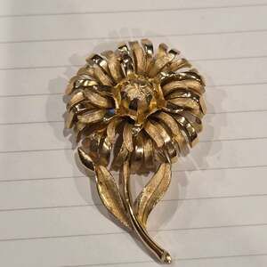 Vintage Crown Trifari Chrysanthemum Flower Gold-Toned Brooch Pin